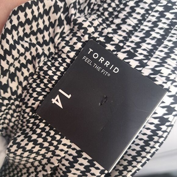 Torrid Wide Leg Studio Crepe Short NWT - Picture 2 of 7